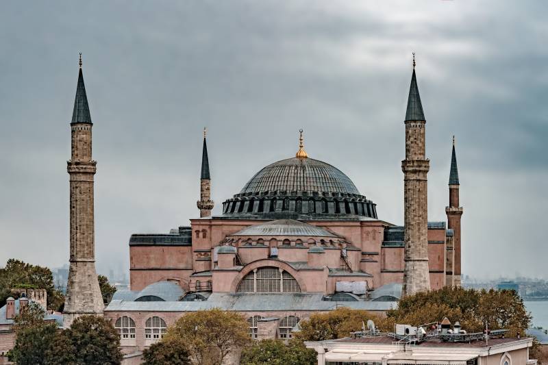 туризм,Храм,Достопримечательность,Собор Святой Софии,Большая мечеть Айя-София,Турция,Византия,Константинополь,Стамбул